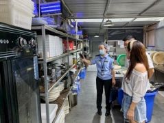 <b><b>通过AI智能摄像头对后厨操做进行及时巡</b></b>